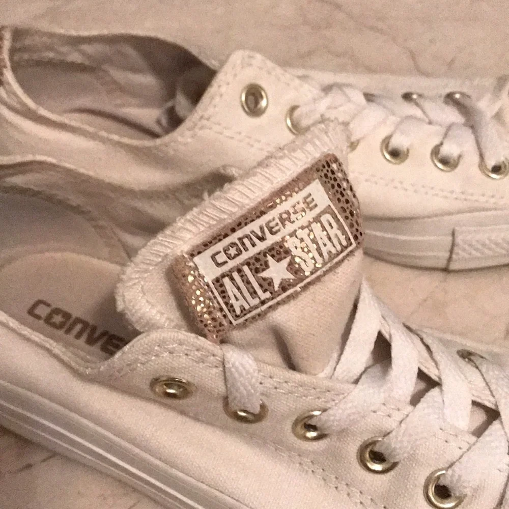 Converse with sneakers with gold capped toe size 8 - Picture 2 of 8